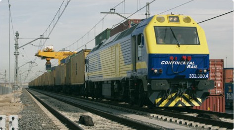 Locomotora 333.380 de Continental Rail con tren de contenedores en terminal.