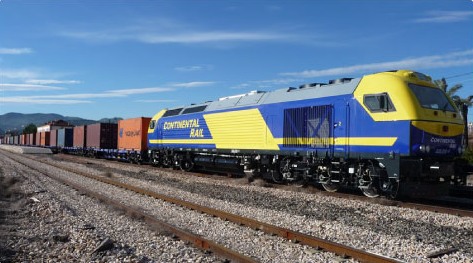 Locomotora diésel 333 de Continental Rail remolcando un tren de contenedores en vía única.