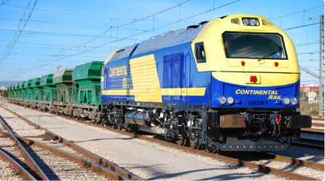 Locomotora 333 de Continental Rail al frente de un tren de tolvas para graneles.