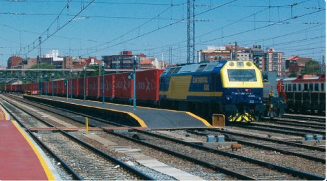 Tren de contenedores de Continental Rail a su paso por una estación urbana.